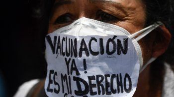 NOTICIA DE VENEZUELA  - Página 64 Una-enfermera-usa-una-mascarilla-que-dice-vacunacion-ahoraes-mi-derecho-durante-una-protesta-exigir-que-todos-los-trabajadores-la-salud-sean-vacunados-contra-el-covid-19-la-plaza-los-palos-grandes-caracas-el-17-abril-2021