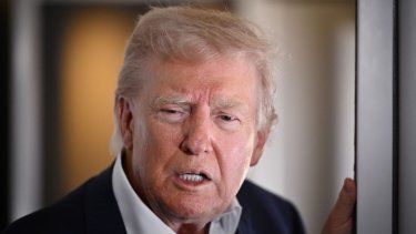 El presidente de Estados Unidos, Donald Trump, habla con los periodistas mientras vuela en el Air Force One, rumbo a Roma, Italia, el 25 de abril de 2025.