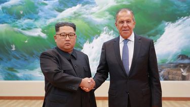 El líder norcoreano, Kim Jong-un (i), saluda al ministro ruso de Relaciones Exteriores, Sergey Lavrov (d), el, 31 de mayo de 2018, en Pyonyang, Corea del Norte.