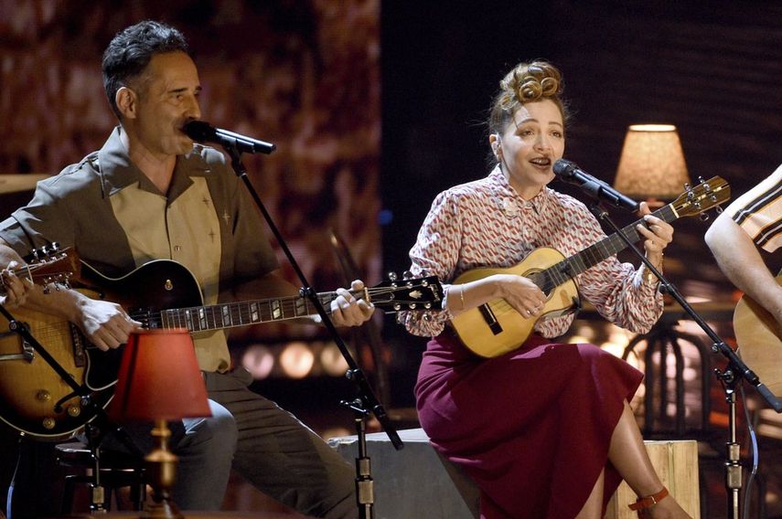 Jorge Drexler, izquierda, y Natalia LaFourcade realizan Telefonia en los Premios Grammy Latinos el jueves 15 de noviembre de 2018, en el MGM Grand Garden Arena de Las Vegas.&nbsp;
