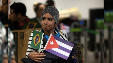 Galenos cubanos parten de regreso a la isla tras el cierre del programa Más Médicos en Brasil.
