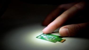 Desarrollan un dispositivo portátil capaz de evaluar la salud de los deportistas en tiempo real a través del sudor.