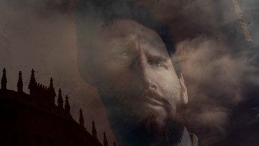 Un poster de Lionel Messi, cuando era jugador del Barcelona, se refleja en una ventana de una tienda del F.C Barcelona, en Barcelona, el martes 1 de septiembre de 2020. Lionel Messi dijo que su intención es jugar en el Inter de Miami, de la MLS, y no regresar al Barcelona. Después de meses de especulación, Messi descartó volver a la Liga de España.