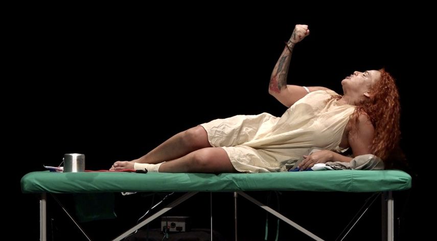 Cuqui La Mora en la puesta en escena de SOS Cuba, escrita y dirigida por el cineasta y director teatral Juan Carlos Cremata.