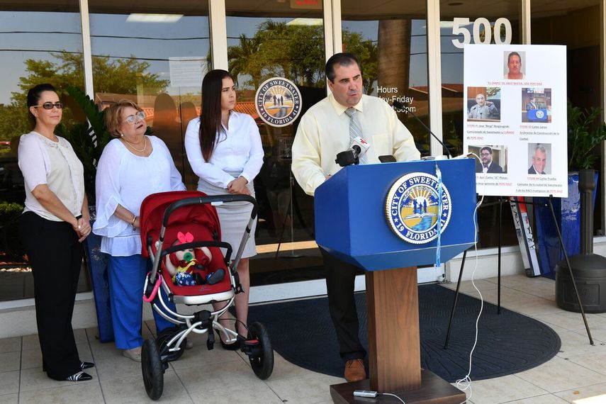El candidato Marcos Villanueva, en rueda de prensa en compañía de su familia. De izq. a derecha: Dunia Villanueva (hermana); Miriam del Rio (madre de Villanueva); Claudia Villanueva (esposa) y en el coche, Samantha. Falta Marquito, su hijo mayor.