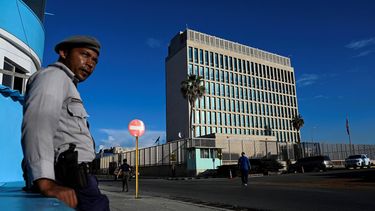 Un policía monta guardia frente a la embajada de Estados Unidos en La Habana el 26 de mayo de 2023.&nbsp;