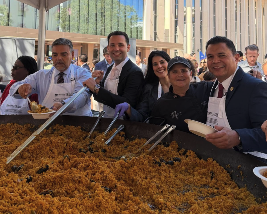 El representante Alex Rizo, alcalde Bryan Calvo, concejal Gelien Pérez sirven paella en Tallahassee.&nbsp;