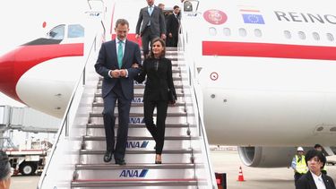 Los Reyes Felipe VI y Letizia bajan por la escalera del avión en el Aeropuerto de Japón para asistir a la entronización de su majestad, el emperador Naruhito de Japón, en el Aeropuerto Internacional de Haneda, en Tokio (Japón), a 21 de octubre de 2019. ARCHIVO