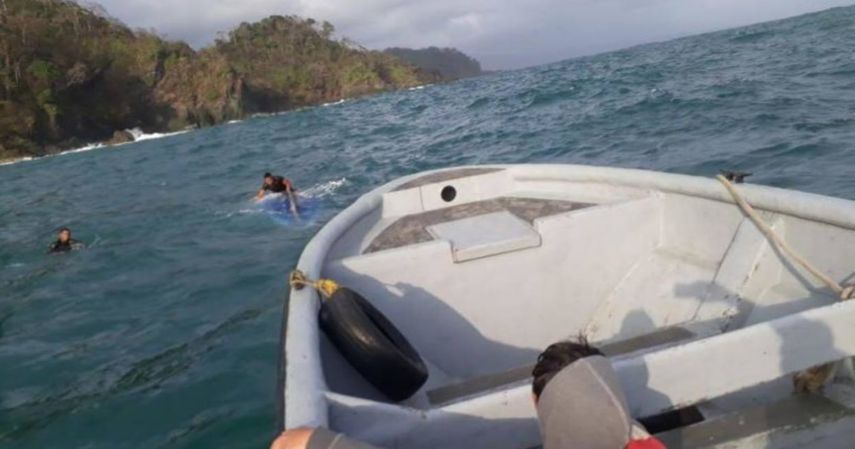 Tres indocumentados fueron rescatados de las aguas y se mantiene un operativo de búsqueda y rescate por parte de patrullas terrestres y en el mar.