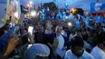 El presidente electo de Guatemala, Bernardo Arévalo, saluda a la gente a su llegada a una marcha de indígenas para reclamar la renuncia de la fiscal general de Guatemala, Consuelo Porras, ante el edificio de Tribunal Supremo en Ciudad de Guatemala, el lunes 18 de septiembre de 2023.