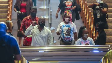 Dolientes llegan a la iglesia Fuente de Oraci&oacute;n durante el periodo de acceso p&uacute;blico del funeral de George Floyd, el lunes 8 de junio de 2020, en Houston.&nbsp;