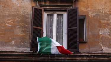 Una bandera de Italia en una ventana.