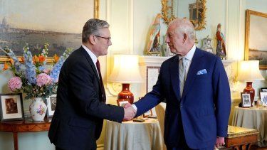 El rey Carlos III recibe al primer ministro del Reino Unido, Keir Starmer, en el Palacio de Buckingham en Londres el 5 de julio de 2024, un día después de las elecciones generales.&nbsp;