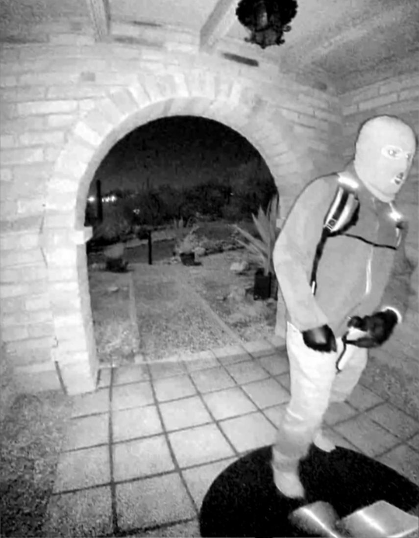 Fotografía tomada de la cuenta oficial de la red social X @FBIDirectorKash del director del FBI, Kash Patel, que muestra al posible sospechoso de la desaparición de Nancy Guthrie, la madre de la periodista de NBC Savannah Guthrie, en Tucson, Arizona