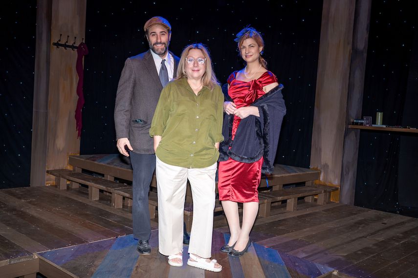 Los actores Mariano Chiesa y Constanza Espejo, junto a la directora María Banda-Rodaz, en un ensayo de la pieza de teatro Las marcas del mar.