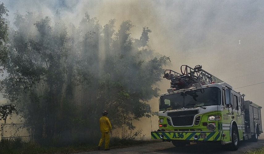 Luego de varias horas, los bomberos lograron controlar las llamas. (CORTESÍA/Local10)