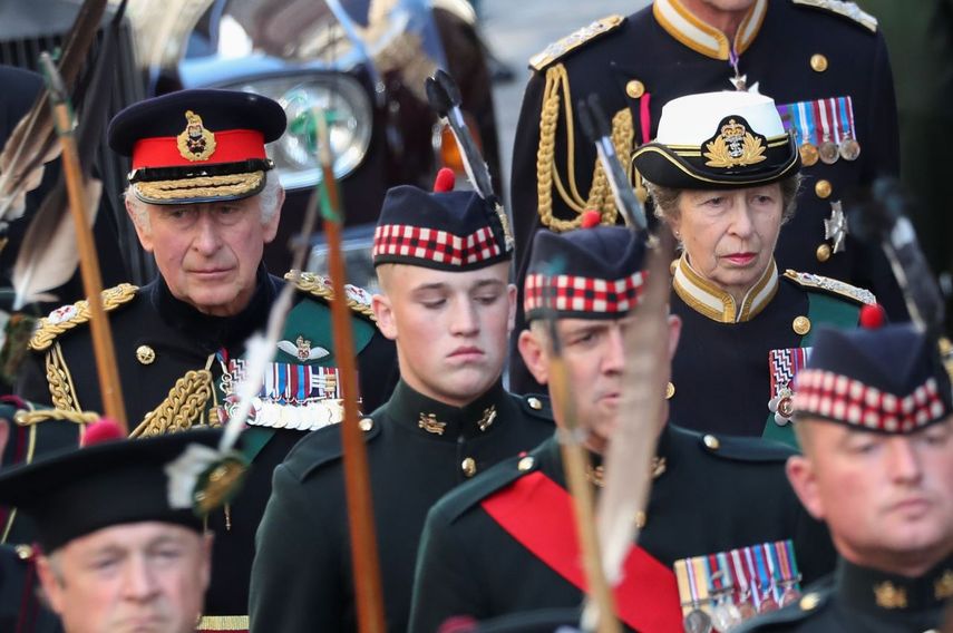 El rey Carlos III y la princesa Ana en el cortejo fúnebre de la reina Isabel II rumbo a la Catedral de San Giles en Edimburgo, el lunes 12 de septiembre de 2022.