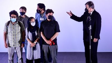 El Ministro de Relaciones Exteriores mexicano, Marcelo Ebrard (R), acoge con satisfacción una representación de 124 corresponsales, reporteros y personal que trabajó en varios medios de comunicación en Kabul y han solicitado una visa humanitaria, refugiada o asilo del gobierno mexicano, en el Aeropuerto Internacional de Benito Juárez en la Ciudad de México en 25 de agosto de 2021.