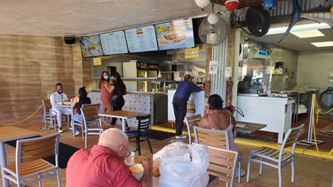 Clientes en la terraza del restaurante en Miami, Don Camarón.