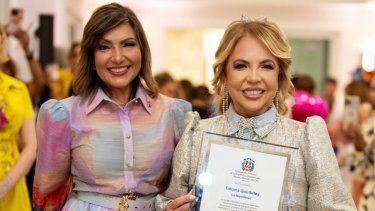 Taty Guiribitey junto a Geanilda Vásquez, cónsul general de la República Dominicana en Miami, el 22 de abril de 2024.
