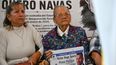 Carmen Teresa Navas, muestra un cartel con la foto de su hijo Víctor Hugo Quero