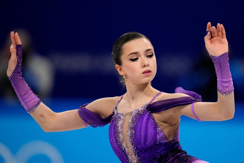 La rusa Kamila Valieva compite en el programa corto del patinaje artístico de los Juegos Olímpicos de Invierno, el martes 15 de febrero de 2022