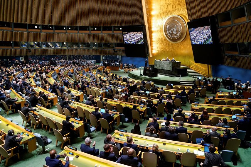 Delegaciones aplauden después de que la Asamblea General de la ONU votó en favor de una resolución que respalda la integridad territorial de Ucrania y pide el fin de las hostilidades tras la invasión de Rusia, el jueves 23 de febrero de 2023, en la sede de las Naciones Unidas