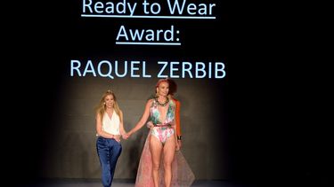 La estudiante de diseño de moda Raquel Zerbib despide su desfile tras mostrar sus creaciones en Paraíso Miami Beach.&nbsp;