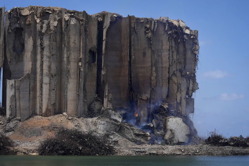 El bloque norte de los silos del puerto de Beirut, dañado por una explosión ocurrida en agosto de 2020, en llamas el jueves 14 de julio de 2022.&nbsp;
