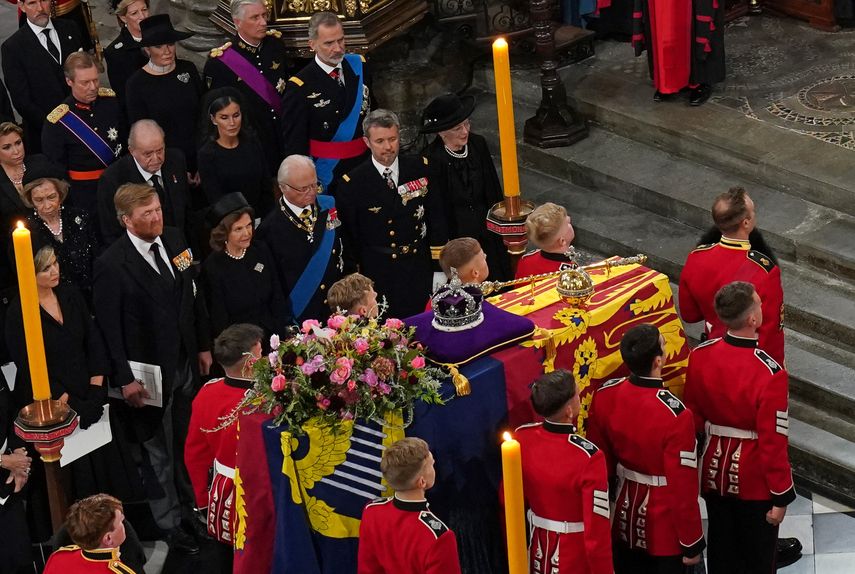 Sofía y Juan Carlos I de España se encuentran con el rey Felipe VI de España y la reina Letizia de España mientras se coloca el ataúd cerca del altar en el funeral de estado de la reina Isabel II, celebrado en la Abadía de Westminster, en Londres, el 19 de septiembre de 2022. &nbsp;