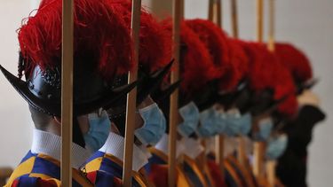 En esta fotografía del sábado 24 de octubre de 2020, unos miembros de la Guardia Suiza portan mascarillas en el Vaticano.&nbsp;