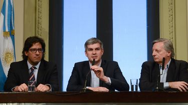El jefe de gabinete de ministros de Argentina, Marcos Peña (centro) y los ministros de Energía de Argentina, Juan José Aranguren (der.) y de Justicia, Germán Garavano (izq.), hablan durante una conferencia de prensa en la Casa Rosada de Buenos Aires (Arge
