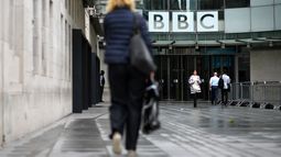 Varios personas son fotografiadas frente a la entrada principal del edificio sede de la famosa cadena británica de radio y telivisón BBC. Varios personas son fotografiadas frente a la entrada principal del edificio sede de la famosa cadena británica de radio y telivisón BBC.