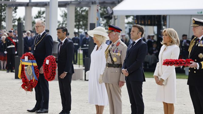 El primer ministro del Reino Unido, Rishi Sunak, el rey Carlos III, la reina Camilla, el presidente francés Emmanuel Macron y su esposa Brigitte Macron asisten a una ceremonia conmemorativa del 80º del Dia D, del desembarco de los aliados en Normandía, en el Memorial Británico de Normandía de la Segunda Guerra Mundial de Ver-sur-Mer, el 6 de junio de 2024.