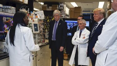 Investigadores hablan con el presidente Donald Trump sobre el desarrollo de una vacuna para el coronavirus, en los Institutos Nacionales de Salud, en Maryland, el 3 de marzo de 2020. 