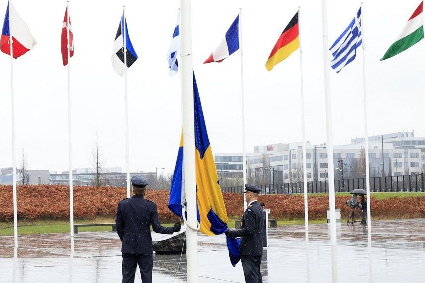 Dos militares se preparan para izar la bandera de Suecia en una ceremonia para conmemorar la entrada del país en la OTAN, en la sede de la OTAN, el lunes 11 de marzo de 2024.&nbsp;