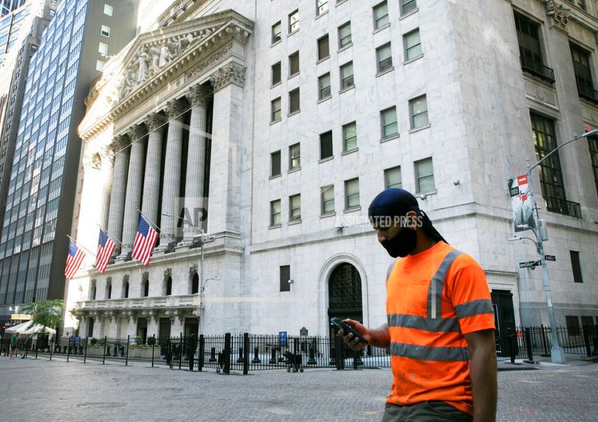 &nbsp; Un hombre que porta una mascarilla pasa frente a la Bolsa de Valores de Nueva York. &nbsp;