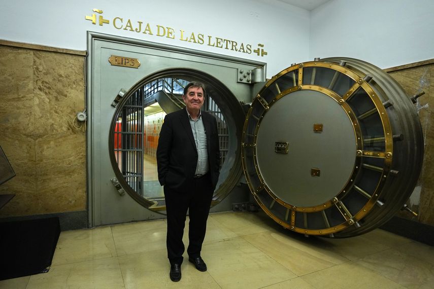El director del Instituto Cervantes, Luis García Montero, posa junto a la puerta de una antigua cámara acorazada antes de una entrevista con The Associated Press en la sede de la institución en Madrid, el 24 de abril de 2024.&nbsp;