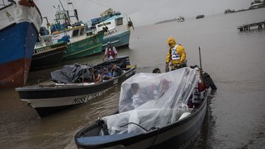 Varias personas salen del puerto en bote para regresar a sus comunidades en medio de la lluvia generada por la tormenta tropical Bonnie, el 1 de julio de 2022, en Bluefields, Nicaragua.&nbsp;