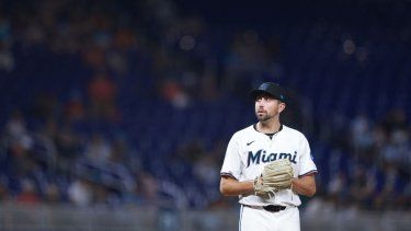 El lanzador Anthony Veneziano, de los Marlins de Miami, trabaja durante el sexto inning de un compromiso contra los Filis de Filadelfia, el 5 de septiembre de 2024.