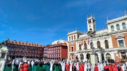 Miles de personas viven el Encuentro entre Jesús Resucitado y la Virgen de la Alegría en la Plaza Mayor de Valladolid. Miles de personas viven el Encuentro entre Jesús Resucitado y la Virgen de la Alegría en la Plaza Mayor de Valladolid.