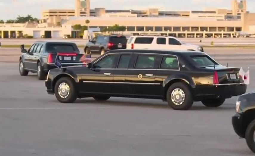Vista de la caravana del presidente Donald Trump, a su llegada este viernes a Palm Beach.