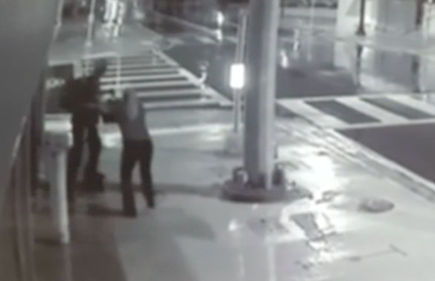 En el video se deja ver a la mujer que estaba esperando un autobús después de terminar un turno en un restaurante cercano.
