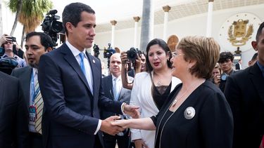 La alta comisionada de Naciones Unidas para los derechos humanos, Michelle Bachelet (d), se despide del presidente de la Asamblea Nacional de&nbsp;Venezuela, Juan Guaidó, tras una reunión este viernes en el Palacio Legislativo de Caracas (Venezuela).&nbsp;