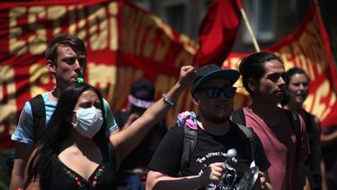 Manifestantes gritan consignas durante una manifestaci&oacute;n en demanda de mejoras en la educaci&oacute;n.