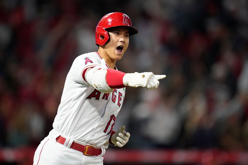 Shohei Ohtani (17), de los Angelinos de Los Ángeles, reacciona mientras recorre las bases tras conectar un grand slam en el séptimo inning del juego de la MLB que enfrentó a su equipo con los Rays de Tampa Bay, en Anaheim, California, el 9 de mayo de 2022. 
