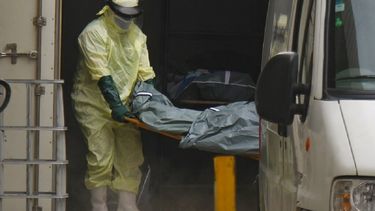 Trabajadores de salud retiran el cadáver de una víctima de COVID-19 de un contenedor usado como morgue improvisada, para entregarlo a una familia en las afueras del hospital Joao Lucio en Manaos, Brasil, el lunes, 4 de febrero del 2021.