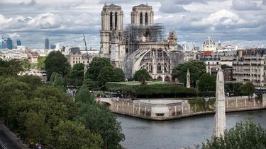 Vista de la Catedral de Notre Dame junto al río Sena, este miércoles en París, Francia.