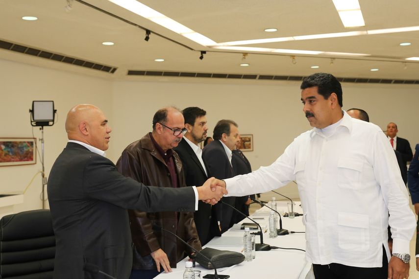 El presidente de&nbsp;Venezuela, Nicolas Maduro (d), saluda al secretario de la coalición opositora Mesa de la Unidad Democrática (MUD), Jesús Torrealba