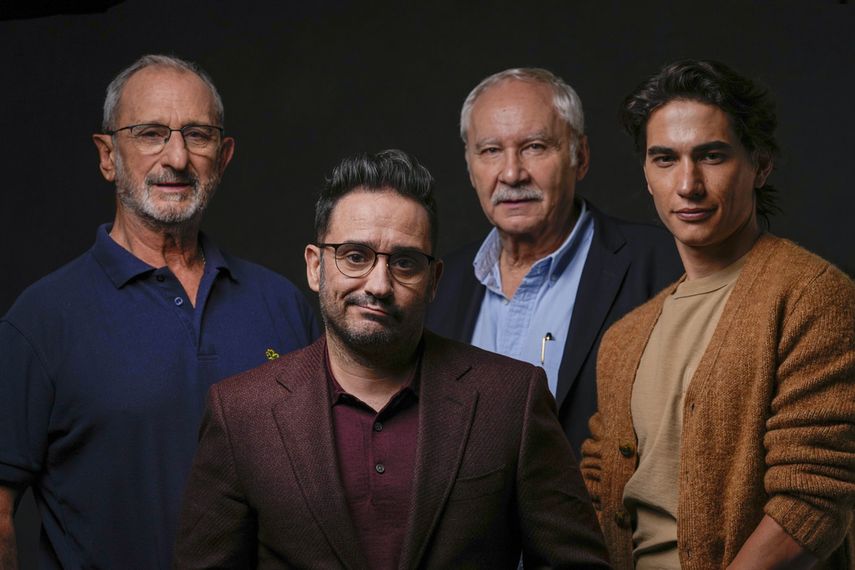 De izquierda a derecha, Gustavo Zerbino, el director J. A. Bayona, el escritor Pablo Vierci, y el actor Enzo Vogrincic posan para un retrato para promover la película La sociedad de la nieve el viernes 27 de octubre de 2023, en Los Ángeles.